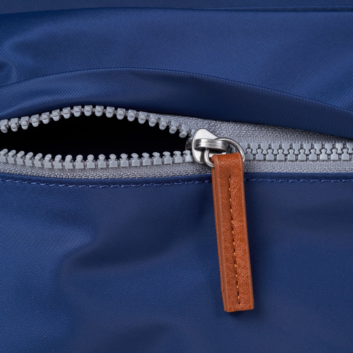 Kennington Crossbody Medium in Crisp Blue