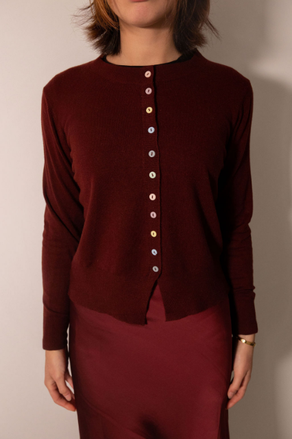 Fine knit cardigan with multi button in burgundy