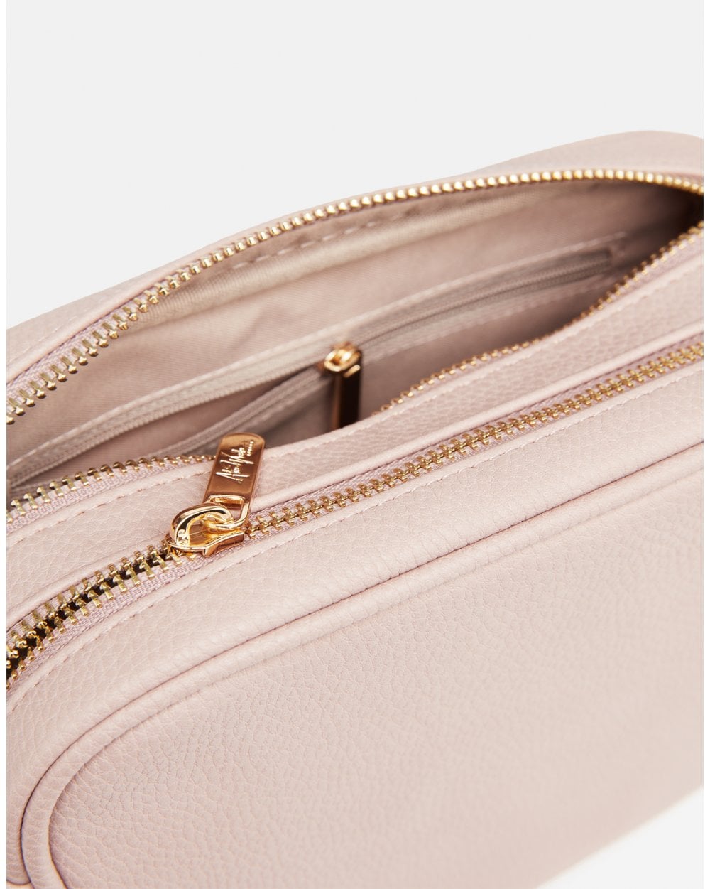 Soho Camera Crossbody Bag - Pink