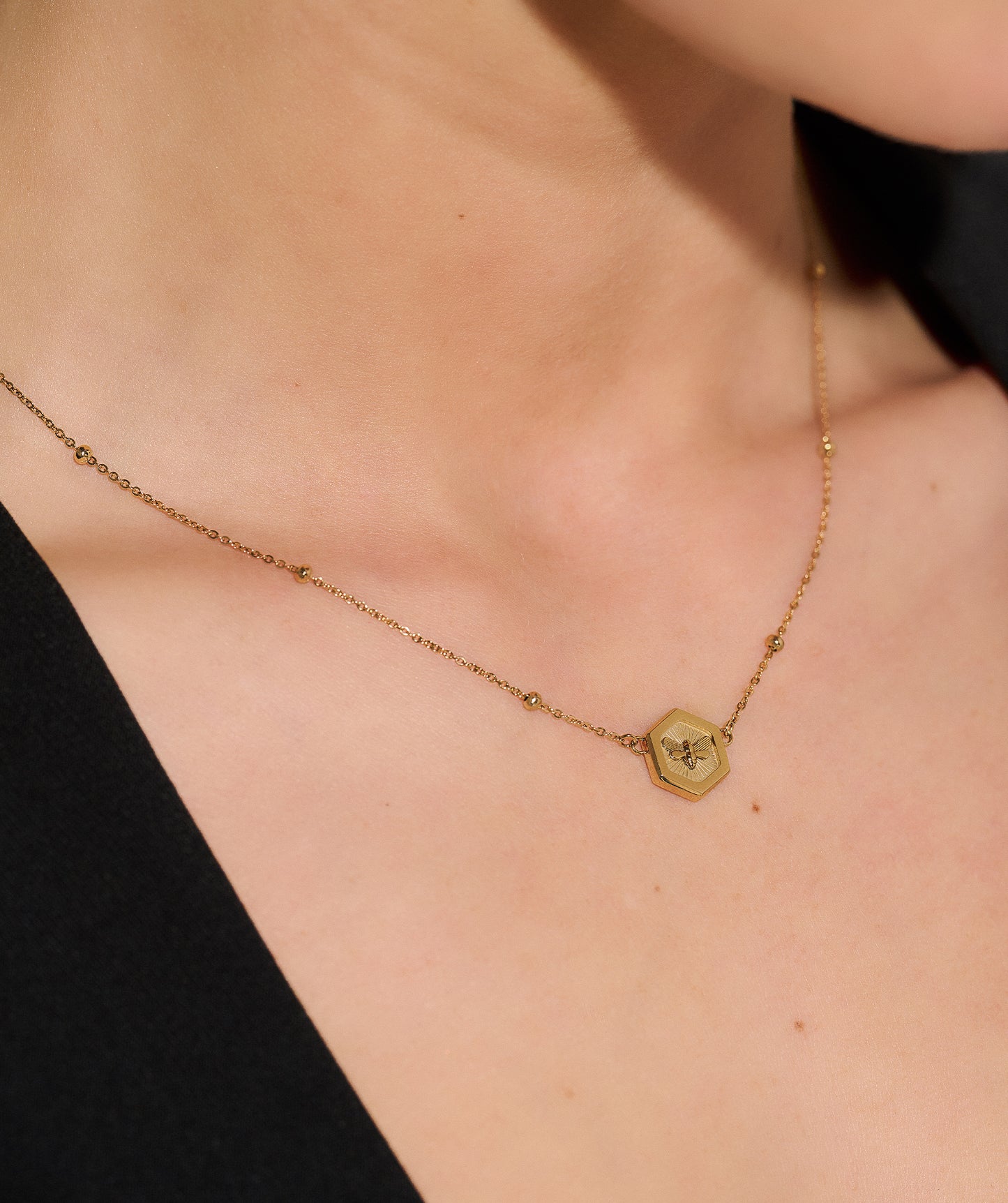 Signature Minima Bee Gold Pendant Necklace