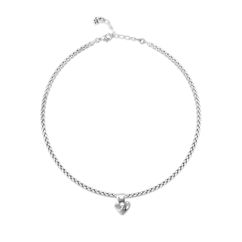Short chain necklace with small heart detail