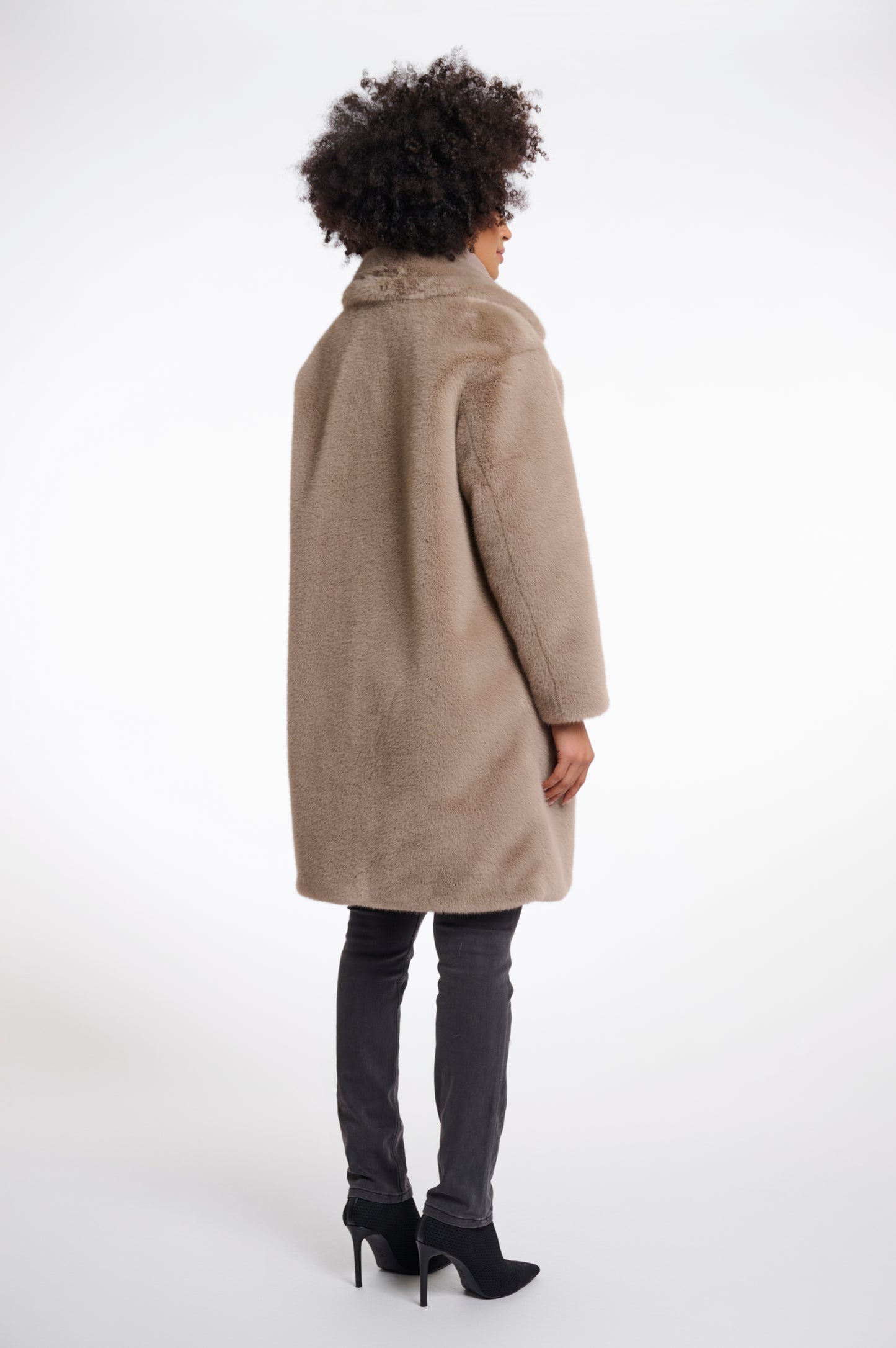 Single breasted faux fur coat with detachable collar