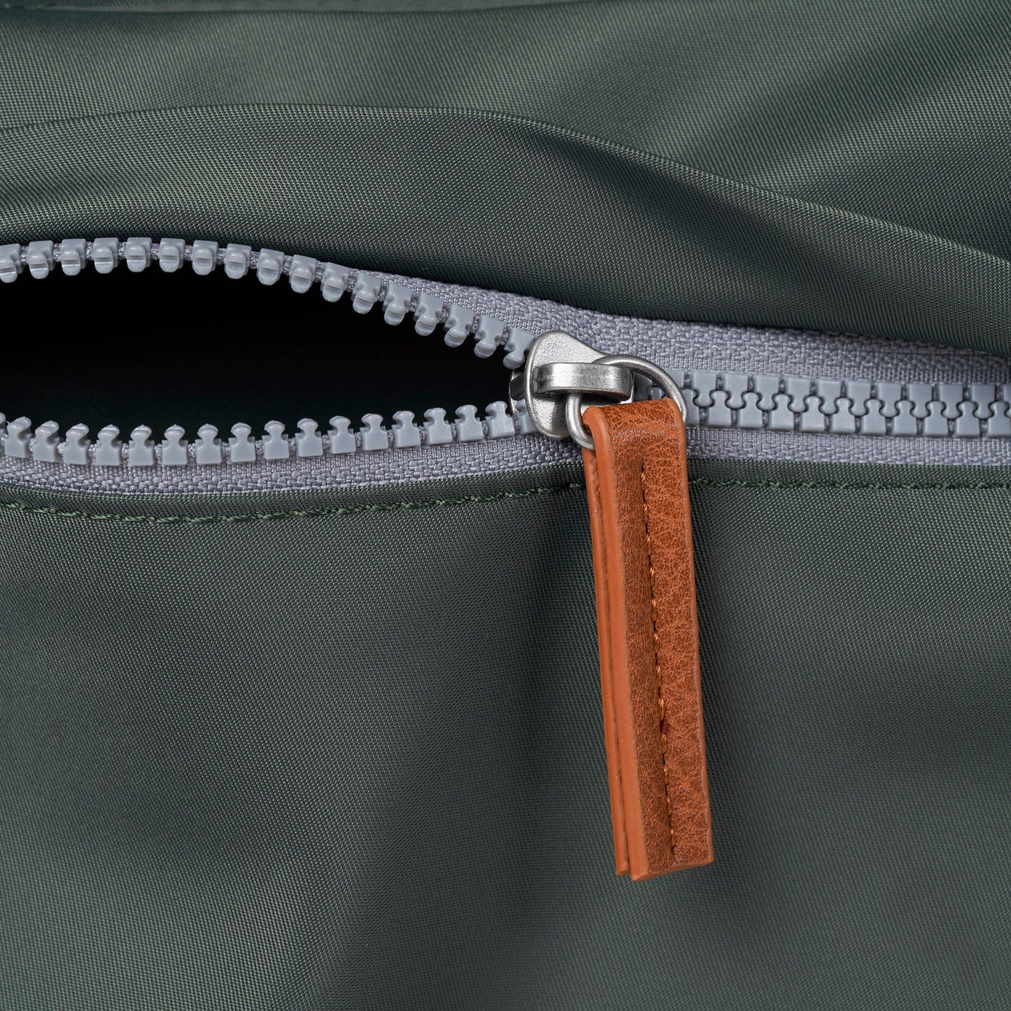 Kennington Crossbody Medium in Thyme