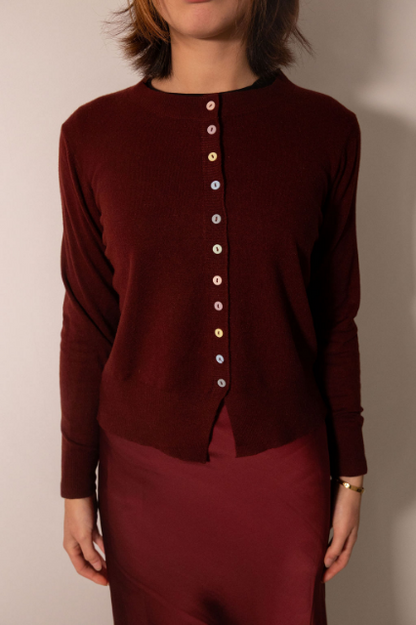 Fine knit cardigan with multi button in burgundy