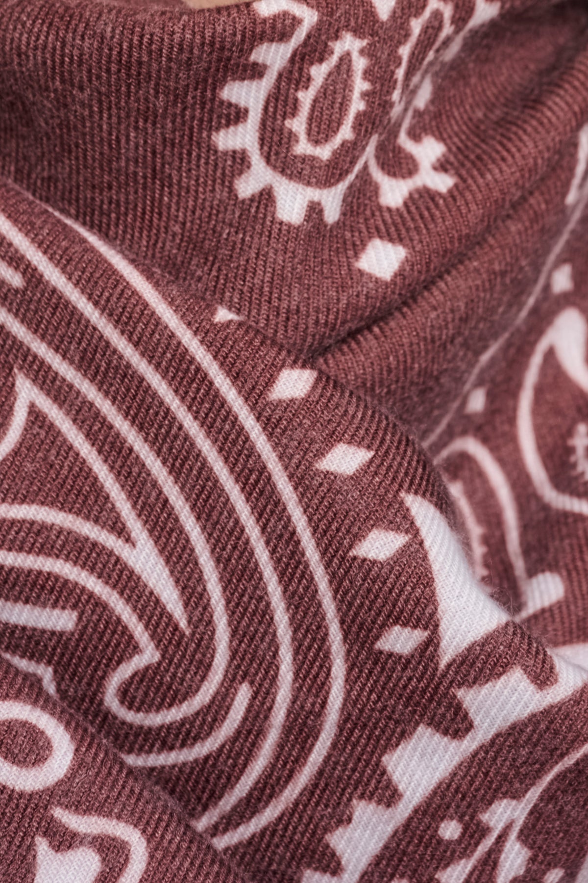 Big square scarf with print  - Sangria paisley